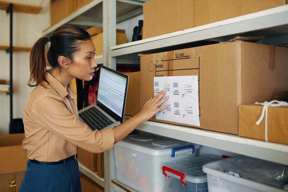 gestora aprendendo como organizar um estoque